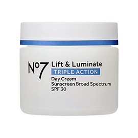 No7 Lift & Luminate Crema de día de triple acción, crema facial antienvejecimiento SPF 30, ácido hialurónico y vitamina C, reafirma visiblemente la pi