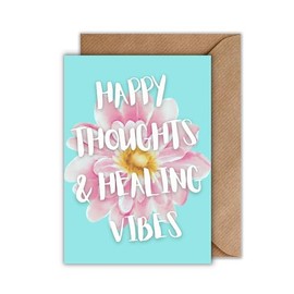 WBdesignz Trostkarte „Happy Thoughts & Healing Vibes“ – Aufmunternde Karte mit floralem Design für Genesungswünsche und schwierige Zeiten – Inklusive Kraftpapier-Umschlag (DIN A6)