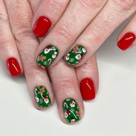 RIICFDD Christmas Press on Nails Red Green Fake Nails Short Coffin False Nails Snowflake Stick on Nails Santa Claus Glue on Nails Full Cover Glossy Acrylic Nails for Women Nail Decor 24 Pcs