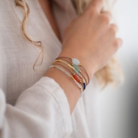 happymaker - Aquamarin Armband Damen, echter Edelstein und vergoldete Perlen, Wickelarmband, größenverstellbar, Geburtsstein März, Sternzeichen Fisch, handgefertigt in Deutschland