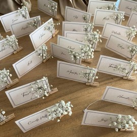Leinuosen 60 Sets Place Cards for Table Setting Blank Table Name Cards with Mini Wood Clips Mini Gypsophila Decor for Wedding Bridal Shower Dinner Events Family Gathering Birthday Party
