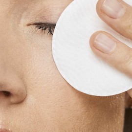 Lise Watier Solution Double Express Eye Makeup Remover, 120 ml.