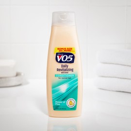 Alberto VO5 Daily Revitalizing Conditioner - Moisturizing Conditioner with Biotin - With 5 Oils and 5 Vitamins for Healthy Hair - 443 ml