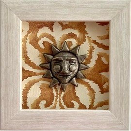 Sol Chávez, Cuadro Decorativo Hecho a Mano por Arami (marco Crema Beige, Fondo Floral Naranja, 19 X 19)
