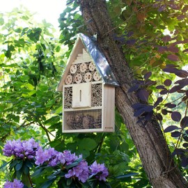 Navaris XL Wooden Insect Hotel - 9 x 16 x 3 Inches - Natural Wood Insect Home Bamboo Nesting Habitat - Garden Shelter for Bees, Butterflies, Ladybugs