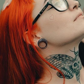 LADEMAYH 2Pcs Hammered Design Ear Plugs Tunnels Gauges, 3/4in (19mm) Black Double Flared Saddle Gauges for Ears, Hypoallergenic Surgical Stainless Steel 316L Ear Stretching Body Jewelry