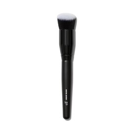 e.l.f. Camo Liquid Blush Brush, Angled Blush Brush, Ideal for Applying & Spreading Colours on the Cheeks, Soft, Dense Bristles, Vegan & Cruelty Free
