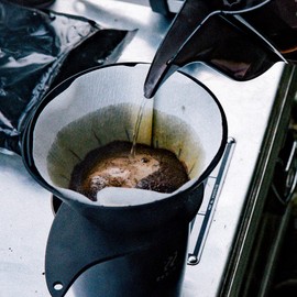 Zebrang V60 - Gotero plano para exteriores, ligero, fácil de llevar, tamaño de bolsillo para 1 a 4 tazas de café