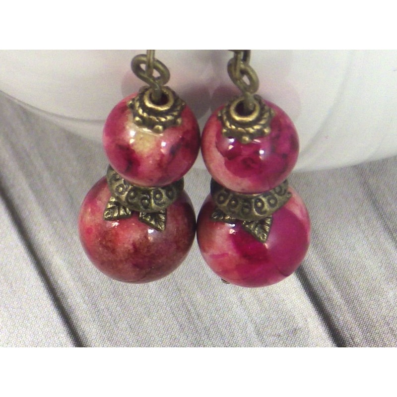 Bronze Ohrringe mit weißen Jade Perlen in rot gefärbt