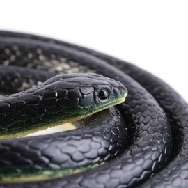 Hztyyier Accesorios de jardín de Juguete de Serpiente de Mamba Negra de Goma Suave Realista de 52 Pulgadas de Largo para Broma Divertida Broma de Juguete y Broma práctica