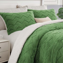 BEDELITE Fluffy Queen Comforter Set - Super Soft Sherpa Sage Green Comforter for Queen Size Bed, Luxury Warm Bedding Set for Winter, Fuzzy Bed Set 3 Pieces (1 Comforter, 2 Pillowcases)