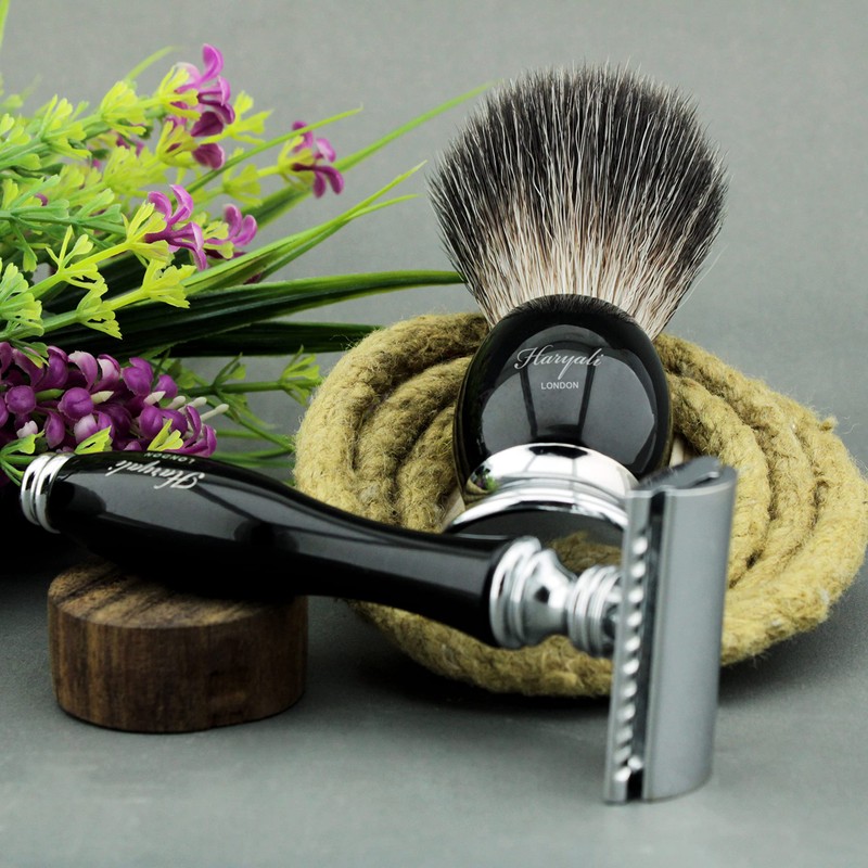 Pure black badger hair shaving set in black. The includes
