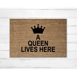 APMEXFJ A Queen Lives Here Doormat Mat, Funny Door Mat, Doormat, Housewarming Gift, Funny Gift, Dorm Decor, Apartment Indoor Door Mats, Easy Clean Entrance Mat, Funny Doormat 16x24 Inch
