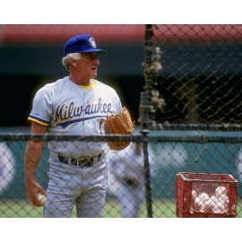BOB UECKER 8X10 PHOTO MILWAUKEE BREWERS BASEBALL PICTURE PITCH BAT PRACTICE