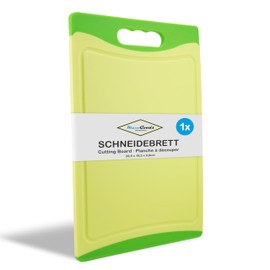 MaxxGoods Plastic Chopping Board with Juice Groove and Handle - Antibacterial - Chopping Board, Plastic Board Can Be Used on Both Sides, Dishwasher Safe - Green, 28 x 19.5 x 0.8 cm