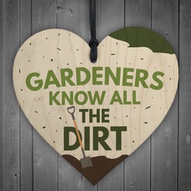 RED OCEAN Gardeners Know The Dirt Wooden Hanging Heart Novelty Garden Plaque Gift Gardening Sign