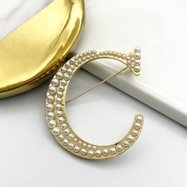 XGALBLA Broche de solapa de metal chapado en letras del alfabeto (A-Z) con perlas de imitación para mujeres y niñas (tono dorado), Metal Perla de imitación, Perla simulada,