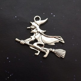 WYGUYO - Juego de 5 colgantes de bruja para Halloween, para hacer accesorios de bricolaje, manualidades, joyería, decoración de 35 x 40 mm, Metal no precioso., No es una piedra preciosa