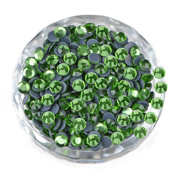 LPBeads 700 Pieces SS30 Peridot Hotfix Rhinestones Flatback Round Crystal