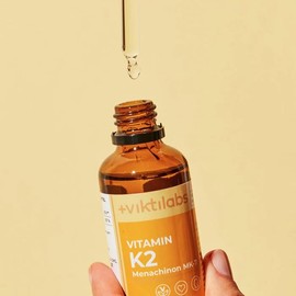 viktilabs Vitamin K2 Tropfen - Unterst1tzt Knochen & Gef??e - Hochwertiges K2 aus nat1rlicher Fermentation - In MCT-Kokos?l gel?st f1r beste Aufnahme - Leichte Dosierung mit Pipette - 50 ml