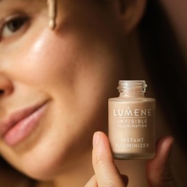 Lumene Iluminador instantáneo de iluminación invisible, iluminador líquido hidratante ligero, resaltador de maquillaje de piel brillante para un brillo natural, iluminador de resaltes, sol de medianoche (15 ml)