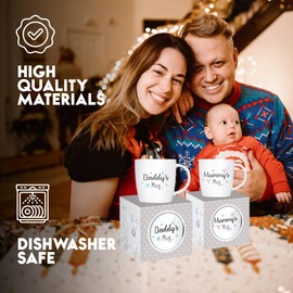 OM SUPPLIES New Parents Set of 2 Mummy and Daddy Mugs - Gifts for Mum Daddy Gifts - Gifts for New Mums - New Dad Mug - Mummy Mug Mummy Gifts - Christmas - Includes Decision coin for Parents (Mummy & Daddy)
