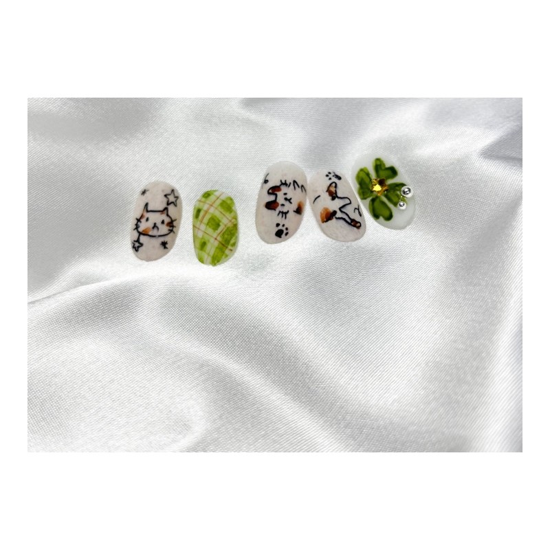 Lying and rolling checked cat nails (matte) - Almond Egg