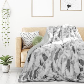 SEGXCFL Grey Faux Rabbit Fur Throw Blanket for Bed Living Room 50x60 Thick Soft Throw Blanket Velvet Cozy Fluffy Blanket for Couch Housewarming Home Gifts 1000 GSM
