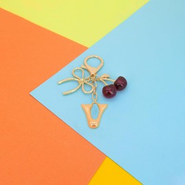 Llaveros con iniciales doradas, llavero de cereza, bolso de cereza, para mujer, dijes para bolsos, bolsas doradas, carteras, accesorios para mujeres, llavero de letra V