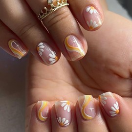 Press on Nails Short Square Petite Fake Nails Nude Pink Full Cover White Daisy False Nails with Light Yellow Swirl Designs Glossy Glue on Nails Spring Summer Acrylic Artificial Nails for Women Girls