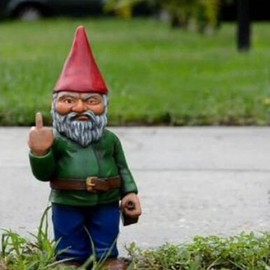 Garden Gnome Statue, 15 cm Gnome Ornament, Funny Garden Lawn Ornaments, Waterproof Sun Protection Garden Decoration for the Garden, Patio, Balcony, Middle Finger Funny Gnome
