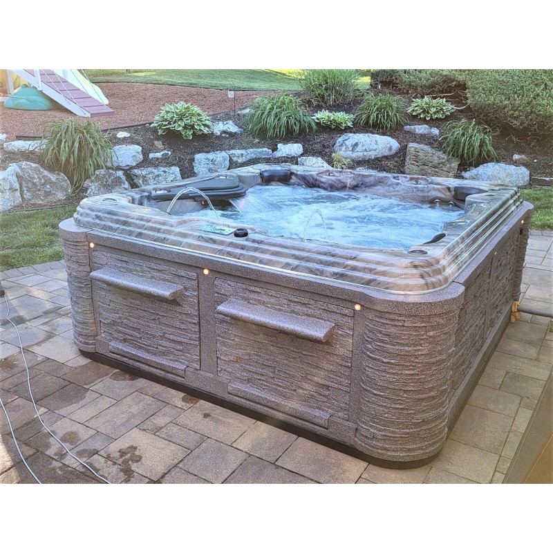 Strong Spas (2) STRONG SPAS / EVERLAST HOT TUB SPA