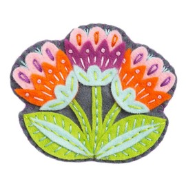 Hawthorn Handmade Marianne Flower Felt Craft Brooch Kit. Craft Kits for Adults, Includes Wool Felt Sheets, DMC Cotton Thread, Embroidery Needle, & Instructions. Crafts for Adults - 8cm Diameter