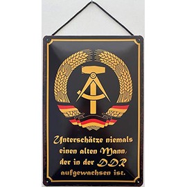 Blechschild With Cord 30 x 20 cm DDR Saying: Unterschätze Niemals einen Alten Mann, der in der DDR aufgewachsen ist. - Blechemma