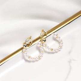 YOQUCOL Pendientes de aro de imitación de perlas de agua dulce doradas con clip no perforadas para mujeres y niñas (25 mm)