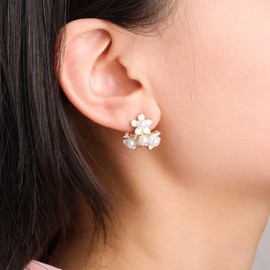 Andelaisi Boho Pearl Flower Earrings Vintage Floral Flower Stud Earrings White Cluster Flower Pearl Earrings Lily Flower Petal Statement Earrings Jewelry for Women