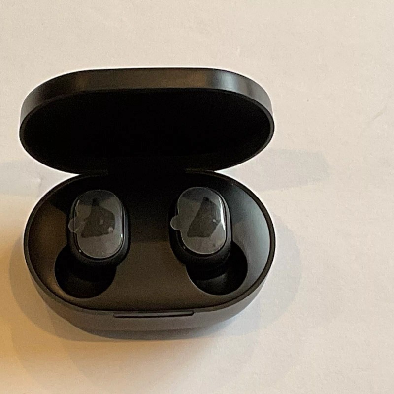 Gems Listen Up Earbuds With Charging Case.Black