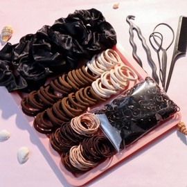 1209PCS Ligas para Cabello,Ligas Elásticas para Niñas y Mujeres, Set con 600 Gomas Negras, 5 Scrunchies, 150 Ligas de Tela Suave, 4 Herramientas de Peinado,Regalos para Cumpleaños (Marrón)