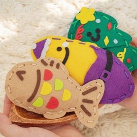 Materials for making a DIY felt hand warmer and hot pack kit tree