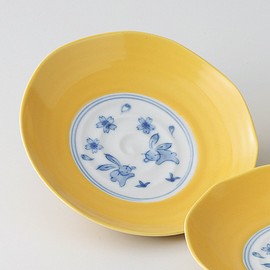 Hama Pottery 159794 Hasami Pottery Wayama Kiln Dish Approx. 5.9 inches (15 cm), Yellow Glazed Flower Rabbit