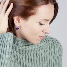 ALEXASCHA® Edelstahlohrringe hängend mit quadratischen Glassteinen • Kurze Ohrhänger mit Klappverschluss • 2cm lang • Steingröße 10 mm x 10 mm x 3 mm (Amethystlila)