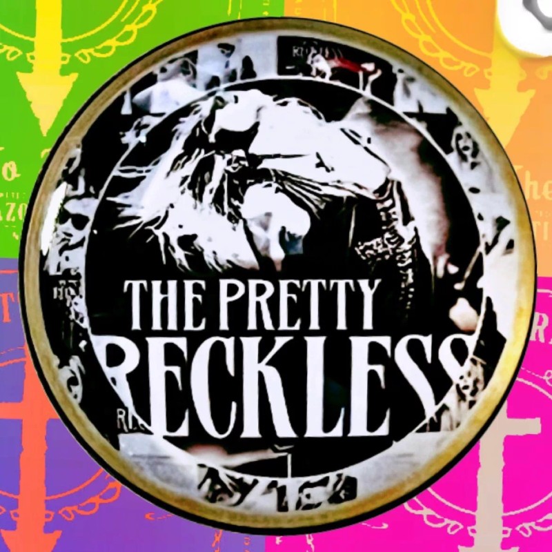 PRETTY RECKLESS TAYLOR MOMSENSERI