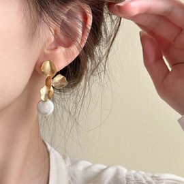 Allereya Vintage Irregular Pearl Dangle Earrings Metal Flower Drop Earrings Flat Pearl Dangle Earrings Gold Flower Pearl Earrings Jewelry for Women and Girls