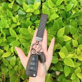 Poagoep Car Keys Keychain Leather Key Chain Holder for Men and Women Universal Car Keychain with Anti-Lost D-Ring and 3 Keyrings 360 Degree Rotatable(Black)