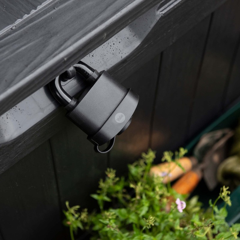 YALE Y221B/52/125/1 - Brass Closed Shackle Padlock (51mm) - Black