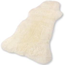 Dog bed made of real merino lambskin. Warm and soft. Medical tanning, washable at 30 °C, low harmful substances. Length approx. 70 cm (M)