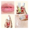 Brillo labial en roll-on con aroma a flores, contiene flores