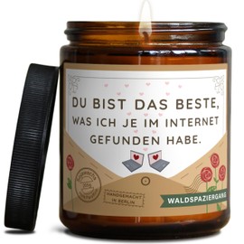 Valentinstag Geschenk Duftkerze | Lustige Liebeserklärung für Sie & Ihn | Handgemacht in DE | In Geschenkbox | Fernbeziehung Online Dating Partner Jahrestag Freund Freundin | Wald