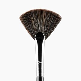 Sigma Beauty | Strobing Fan Brush | Makeup Brush | Soft, Dense Fanned Brush Head | Cruelty-Free