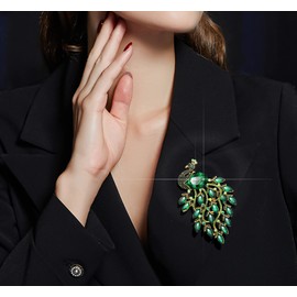 KristLand Peacock Brooches with Sparkling Green Crystal Rhinestone for Women Outfits Scarf Suit Pin for Men Large Peacock Brooch Party Gift Box, Crystal